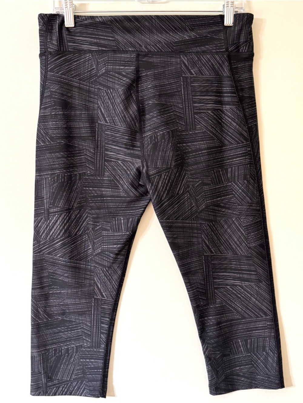 Under Armour HeatGear Capri Leggings Gray Geometric Athletic Athleisure - Picture 2 of 7